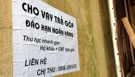 Nh&acirc;n vi&ecirc;n tư vấn của c&aacute;c c&ocirc;ng ty t&agrave;i ch&iacute;nh tiếp thị cho vay vốn ở mọi nơi với thủ tục đơn giản, dễ d&agrave;ng. Ảnh: Thanh Lan.