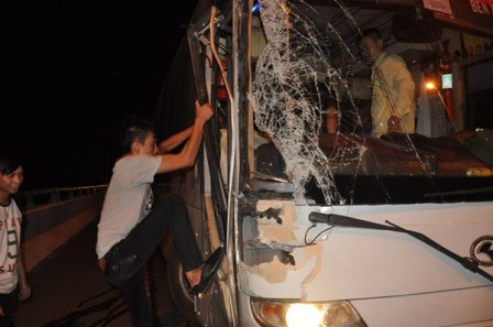 Phần đầu chiếc xe kh&aacute;ch bị hư hỏng (Ảnh B&aacute;o Tiền phong)