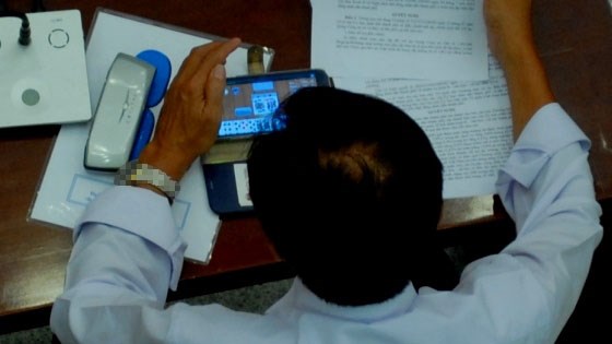 ... chơi game đ&aacute;nh b&agrave;i.