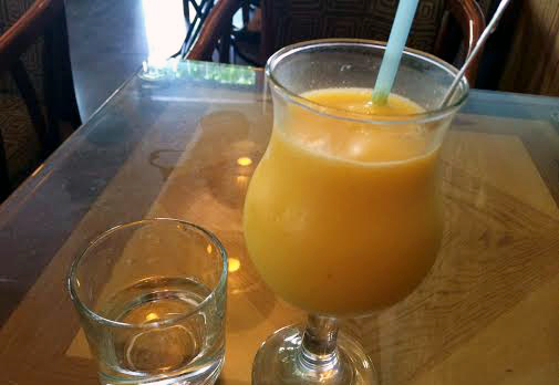 C&aacute;c qu&aacute;n c&agrave; ph&ecirc; chế biến hoa quả dập, thối th&agrave;nh những ly sinh tố, nước &eacute;p thơm ngon, m&aacute;t lạnh