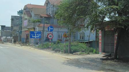 Nh&agrave; d&acirc;n ăn s&aacute;t ngay mặt đường tr&ecirc;n nhiều tuyến đường vừa được x&acirc;y dựng, đặc biệt qua c&aacute;c th&agrave;nh phố, khu d&acirc;n cư 