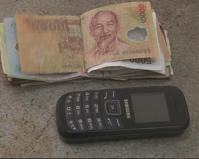  Sau khi bắt giữ thủ phạm, cơ quan c&ocirc;ng an thu giữ tr&ecirc;n người Quyền chiếc điện thoại m&agrave; thủ phạm đ&atilde; chiếm đoạt của nạn nh&acirc;n c&ugrave;ng hơn 100 ng&agrave;n đồng.