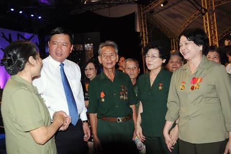 Bộ trưởng Đinh La Thăng tr&ograve; chuyện với c&aacute;c cựu TNXP