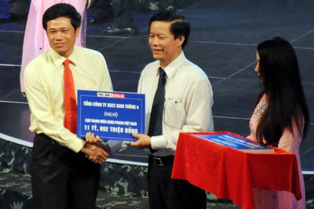 Đại diện Cienco4 (tr&aacute;i) trao hơn 11 tỷ đồng ủng hộ Quỹ X&atilde; hội - Từ thiện của C&ocirc;ng đo&agrave;n GTVT VN tại đ&ecirc;m tri &acirc;n