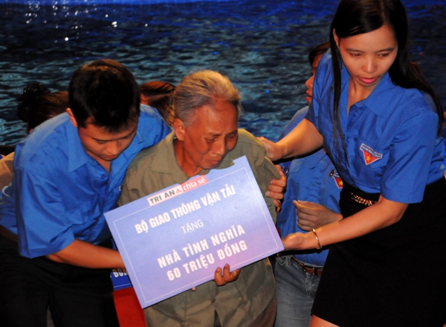 Nhiều người được nhận qu&agrave; từ quỹ X&atilde; hội - Từ thiện của C&ocirc;ng đo&agrave;n Ng&agrave;nh GTVT đ&atilde; kh&ocirc;ng cầm được nước mắt.