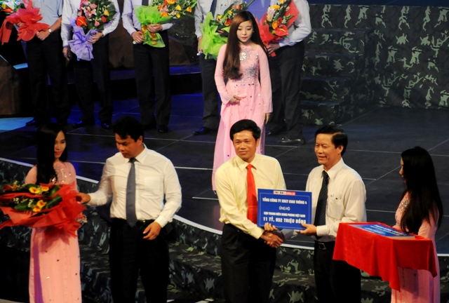 Cũng trong dịp n&agrave;y, C&ocirc;ng đo&agrave;n GTVT Việt Nam đ&atilde; ra mắt quỹ &ldquo;Cựu Thanh ni&ecirc;n xung phong&rdquo; v&agrave; thật vui mừng v&igrave; c&oacute; rất nhiều doanh nghiệp đ&oacute;ng g&oacute;p với số tiền l&ecirc;n đến h&agrave;ng chục tỷ đồng (Trong ảnh l&agrave; phần đ&oacute;ng g&oacute;p của Tổng c&ocirc;ng ty X&acirc;y dựng c&ocirc;ng tr&igrave;nh giao th&ocirc;ng 4 với số tiền hơn 11 tỷ đồng. Cienco 4 cũng l&agrave; đơn vị t&iacute;ch cực trong c&ocirc;ng t&aacute;c tri &acirc;n,&nbsp;