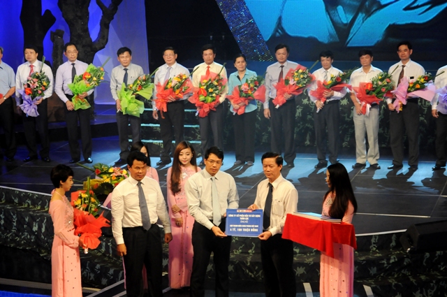 C&ocirc;ng ty Tuấn Lộc, một doanh nghiệp tư nh&acirc;n hoạt động trong lĩnh vực x&acirc;y dựng giao th&ocirc;ng ủng hộ 4 tỷ đồng