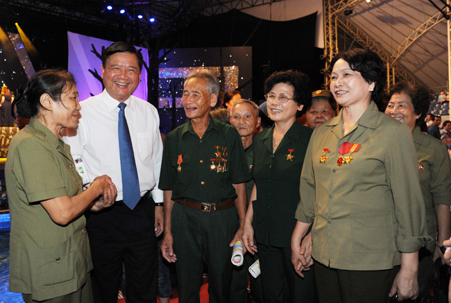 Chương tr&igrave;nh kh&eacute;p lại trong niềm vui v&agrave; sự x&uacute;c động. Nhiều cựu TNXP đ&atilde; đến bắt tay Bộ trưởng Bộ GTVT để b&agrave;y tỏ t&igrave;nh cảm đối với ng&agrave;nh GTVT v&agrave; c&aacute; nh&acirc;n Bộ trưởng. Những g&igrave; CBCNVC ng&agrave;nh GTVT đ&atilde; l&agrave;m cho lực lượng TNXP l&agrave; rất tr&acirc;n trọng v&agrave; đ&aacute;ng qu&yacute;.&nbsp;