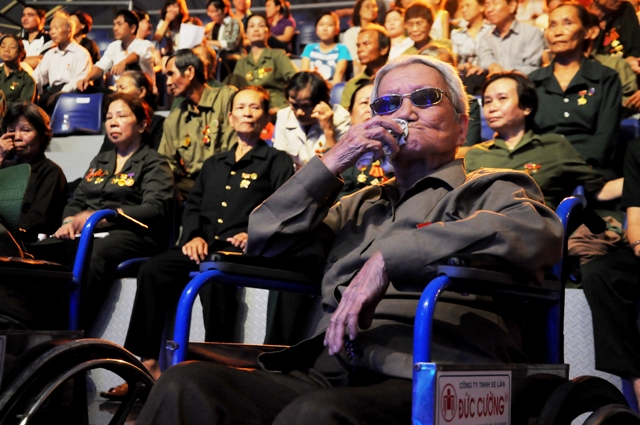 Về dự chương tr&igrave;nh c&oacute; cụ b&agrave; Lại Thị V&acirc;n, 80 tuổi, (ở Quế V&otilde;, Bắc Ninh), l&agrave; d&acirc;n c&ocirc;ng hỏa tuyến mở đường L&agrave;o Cai, Y&ecirc;n B&aacute;i trong những năm kh&aacute;ng chiến chống Ph&aacute;p. D&ugrave; hai mắt đ&atilde; thay thủy tinh thể xong do tuổi cao n&ecirc;n chỉ c&ograve;n thấy mờ mờ. Mỗi lần nhắc đến những năm mở đường gian khổ Cụ vẫn rất x&uacute;c động