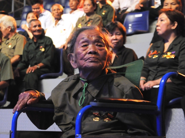 Cựu TNXP Nguyễn Thị Thọ, năm nay đ&atilde; 86 tuổi. Tham gia TNXP từ khi mới 16 tuổi. Cu được Đảng v&agrave; Nh&agrave; nước tặng thưởng rất nhiều hu&acirc;n, huy chương trong kh&aacute;ng chiến chống Ph&aacute;p v&agrave; Mỹ. Ho&agrave;n cảnh của Cụ rất đặc biệt bởi hai vợ chồng kh&ocirc;ng thể c&oacute; con. 7 lần mang thai th&igrave; 7 lần bị hỏng m&agrave; kh&ocirc;ng c&aacute;ch n&agrave;o chạy chữa được. Đến nay Cụ v&agrave; chồng Nguyễn Văn Lục (cũng đ&atilde; 86 tuổi) vẫn sống dựa v&agrave;o nhau