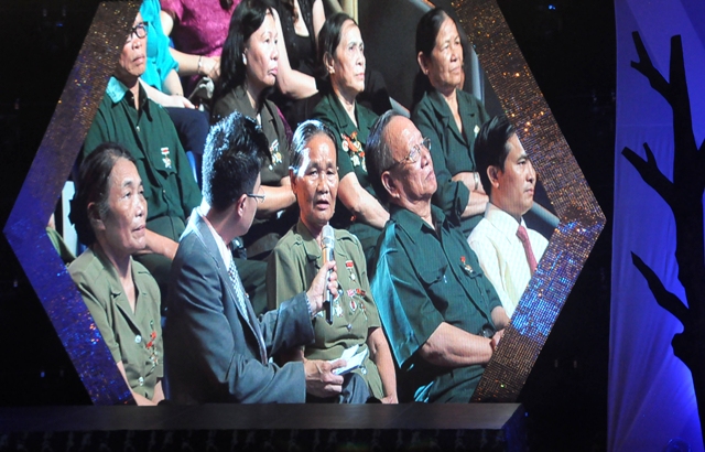 B&agrave; Nguyễn Thị Kim Huệ (cựu TNXP Quảng B&igrave;nh) chia sẻ c&acirc;u chuyện đẫm nước mắt về chuyện d&ugrave;ng tay nhặt c&aacute;c phần thi thể của đồng đội bị tr&uacute;ng bom khi đang sửa đường