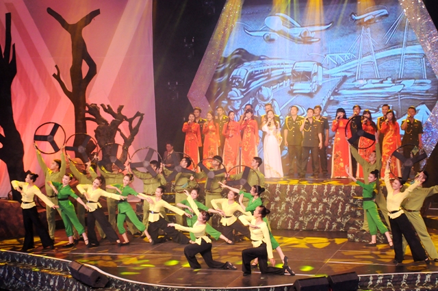 Những b&agrave;i h&aacute;t ca ngợi sự ki&ecirc;n cường, anh dũng của c&aacute;c chiến sỹ giải ph&oacute;ng, thanh ni&ecirc;n xung phong v&agrave; d&acirc;n c&ocirc;ng hỏa tuyến đem đến cho kh&aacute;n giả nhiều x&uacute;c cảm v&agrave; sự biết ơn s&acirc;u sắc