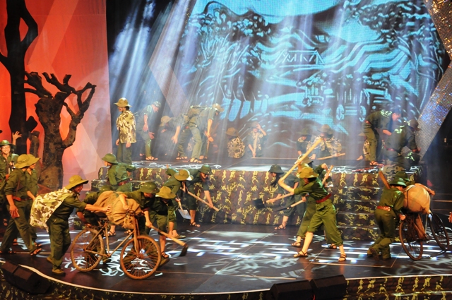 Hoạt cảnh về sự hy sinh của 13 chiến sỹ v&agrave; TNXP tại địa danh Hang T&aacute;m c&ocirc; tr&ecirc;n đường 20 quyết thắng (con đường chịu sự đ&aacute;nh ph&aacute; &aacute;c liệt của bom Mỹ) khiến nhiều người nghẹn ng&agrave;o, x&oacute;t xa. Sở dĩ hang c&oacute; t&ecirc;n T&aacute;m c&ocirc; v&igrave; thường c&oacute; 8 nữ TNXP v&agrave;o đ&acirc;y nghỉ ch&acirc;n sau mỗi lần san lấp đường. V&agrave;o ng&agrave;y 14/11/1972, sau một đợt n&eacute;m bom đ&atilde; c&oacute; 5 chiến sỹ ph&aacute;o binh hy sinh ngay tại cửa hang. C&ograve;n 8 người đa phần l&agrave; nữ bị kẹt b&ecirc;n trong v&igrave; một khối đất đ&aacute; khổng lồ bịt k&iacute;n miệng hang. C&aacute;c đồng đội t&igrave;m đủ mọi c&aacute;ch nhưng kh&ocirc;ng thể cứu ra được. Tiếng b&ecirc;n trong vẫn yếu ớt vọng ra nhưng sau 9 ng&agrave;y th&igrave; tắt ho&agrave;n to&agrave;n dấu hiệu sống.