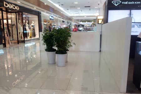 Gian h&agrave;ng b&ecirc;n cạnh cửa h&agrave;ng đ&aacute; qu&yacute; cẩm thạch Tuyết Kiều tại tầng trệt Vincom Retail mới chuyển đi do kh&ocirc;ng g&aacute;nh nổi chi ph&iacute; thu&ecirc; mặt bằng