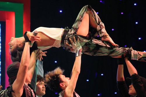 Hồi th&aacute;ng 5/2012, giọng ca Đường cong từng bị Sở VHTT&DL TP.HCM phạt 3,5 triệu đồng v&igrave; ăn mặc hở hang tr&ecirc;n s&acirc;n khấu.