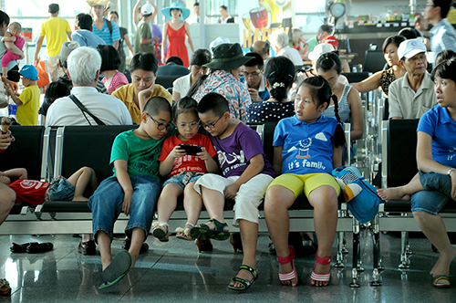 C&oacute; được tr&ograve; chơi y&ecirc;u th&iacute;ch, trẻ em c&oacute; vẻ &iacute;t quan t&acirc;m khi chuyến bay bị trễ