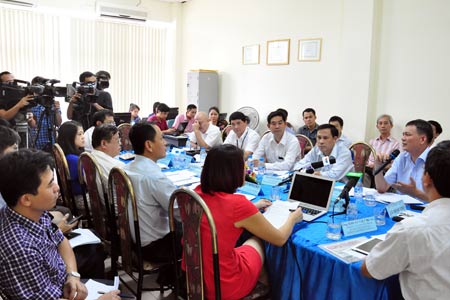 Buổi tọa đ&agrave;m diễn ra s&ocirc;i nổi với những c&acirc;u hỏi n&oacute;ng được bạn đọc li&ecirc;n tục gửi đến cho c&aacute;c đại biểu - Ảnh: K.Linh