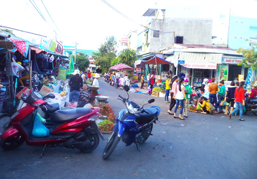 Chợ c&oacute;c mọc l&ograve;ng lề đương g&acirc;y mất trật tự ATGT