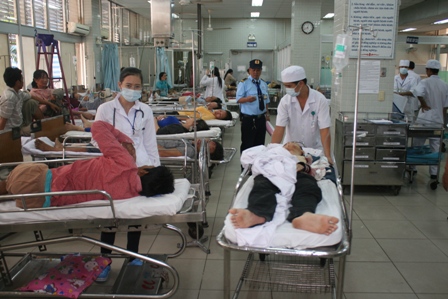 C&aacute;c nạn nh&acirc;n được cấp cứu tại bệnh viện Chợ Rẫy