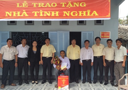 L&atilde;nh đạo Cienco 4 trao nh&agrave; t&igrave;nh nghĩa cho c&aacute;c gia đ&igrave;nh tại Bạc Li&ecirc;u