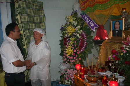 &Ocirc;ng Khuất Việt H&ugrave;ng chia buồn c&ugrave;ng th&acirc;n nh&acirc;n b&agrave; Hồ Th&igrave; Ngọc Mai