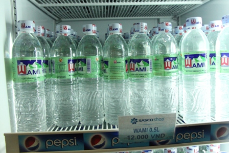 Nước đ&oacute;ng chai rẻ nhất tại quầy h&agrave;ng Sasco ga quốc nội chỉ c&oacute; gi&aacute; 12.000đ/chai