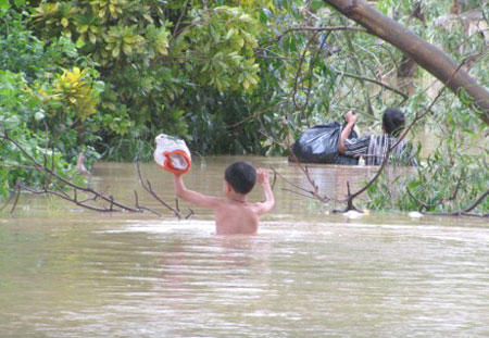 Trẻ em ng&acirc;m m&igrave;nh trong nước lũ rất dễ mắc c&aacute;c bệnh vi&ecirc;m nhiễm ngo&agrave;i da