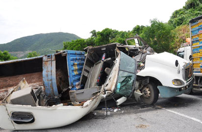 Hiện trường vụ tai nạn g&acirc;y &aacute;ch tắc giao th&ocirc;ng tr&ecirc;n đ&egrave;o Hải V&acirc;n v&agrave;o s&aacute;ng 18-7