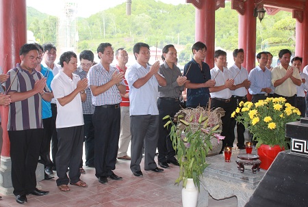 D&acirc;ng hương tại Khu di t&iacute;ch lịch sử quốc gia Tru&ocirc;ng Bồn, tỉnh Nghệ An