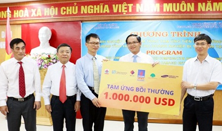 C&aacute;c đồng ch&iacute; l&atilde;nh đạo trao tiền bảo hiểm cho Formosa (ảnh N.Tuấn)