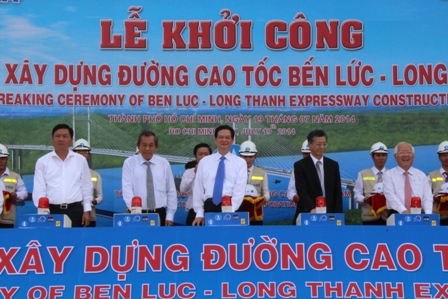 Thủ tướng Nguyễn Tấn Dũng ph&aacute;t lệnh khởi c&ocirc;ng dự &aacute;n cao tốc Bến Lức - Long Th&agrave;nh