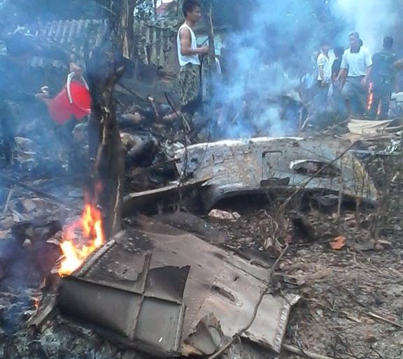 Hiện trường vụ m&aacute;y bay rơi ở H&ograve;a Lạc