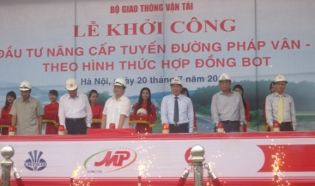 Ph&oacute; Thủ tướng v&agrave; c&aacute;c đại biểu nhấn n&uacute;t khởi c&ocirc;ng dự &aacute;n