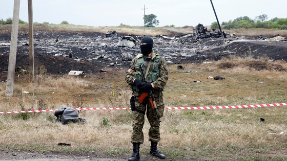 Binh sỹ phe ly khai canh g&aacute;c hiện trường tai nạn