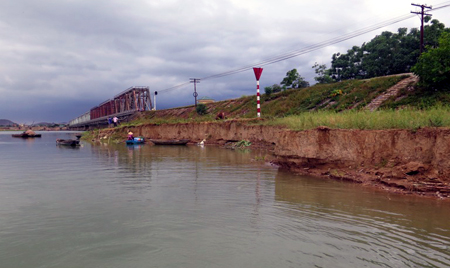 Hiện tượng sạt lở diễn ra nghi&ecirc;m trọng tại bờ Nam cầu đường sắt Y&ecirc;n Xu&acirc;n