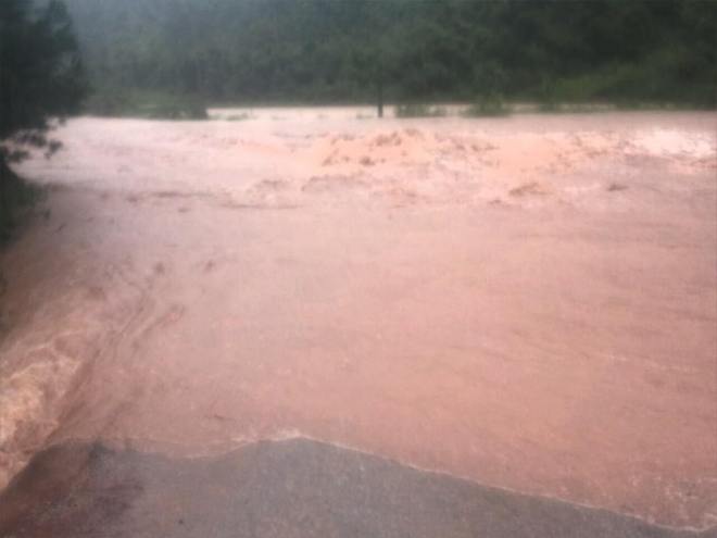 C&aacute;c tuyến quốc lộ 1B, 4A, 4B, 279 v&agrave; một số tuyến đường tỉnh lộ bị chia cắt; giao th&ocirc;ng nhiều đoạn bị ngập &uacute;ng v&agrave; sạt lở đất với khối lượng sạt lở khoảng 32.500 m3 đất đ&aacute;.