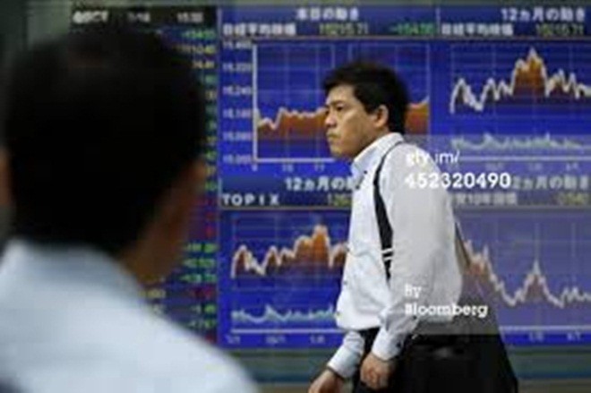 Một th&aacute;ng sau khi MH370 mất t&iacute;ch, CEO Ahmad Jauhari Yahya thừa nhận việc doanh số b&aacute;n v&eacute; giảm nhưng kh&ocirc;ng đưa ra chi tiết cụ thể. C&oacute; thể việc n&agrave;y một phần l&agrave; do nhiều người nghi ngờ MAS quảng c&aacute;o th&ocirc;ng qua vụ mất t&iacute;ch. Tại Trung Quốc, thị trường lớn của MAS, số lượng kh&aacute;ch đặt v&eacute; giảm 60%.