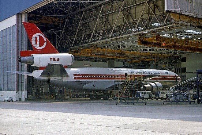 Năm 1976, sau khi mua m&aacute;y bay DC-10-30, MAS bắt đầu khai th&aacute;c c&aacute;c tuyến bay từ Kuala Lumpur đi Amsterdam (H&agrave; Lan), Paris (Ph&aacute;p) v&agrave; Frankfurt (Đức).