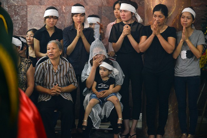 Gia đ&igrave;nh thượng &uacute;y c&oacute; mặt đầy đủ. Kh&ocirc;ng ai cầm được nước mắt tiếc thương.