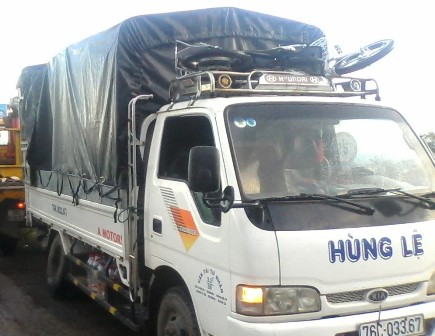 Chiếc t&ocirc; t&ocirc; tải nằm &ldquo;chết d&iacute;&rdquo; b&ecirc;n cầu K&ecirc;nh khiến h&agrave;ng trăm phương tiện phải nối đu&ocirc;i nhau nằm chờ