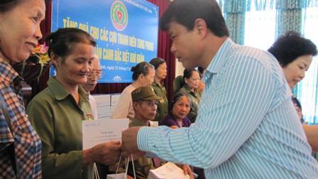 Tặng qu&agrave; c&aacute;c cựu TNXP tỉnh Nam Định