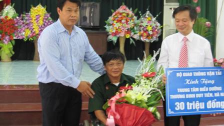 Chia sẻ t&igrave;nh cảm Uống nước nhớ nguồn của CBCNVCLĐ ng&agrave;nh GTVT với thương bệnh binh Duy Ti&ecirc;n