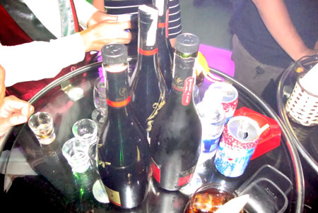 C&aacute;c qu&aacute;n bar thường b&aacute;n rượu, bia sau 22h