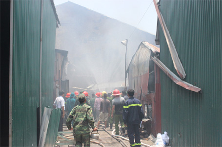 Hiện trường vụ hỏa hoạn (Ảnh: D&acirc;n tr&iacute;)