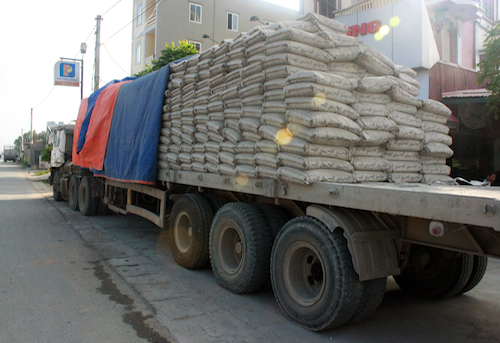 Xe chở đầy xi măng mang BKS 36M9326, đậu b&ecirc;n đường QL 1A đoạn qua H&agrave; Dương, H&agrave; Trung, Thanh H&oacute;a được Vicem x&aacute;c định đ&atilde; xuất phiếu cho ph&eacute;p chở 80 tấn xi măng đ&oacute;ng bao.