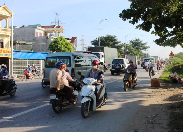 Đi lấn hết phần đường của xe m&aacute;y lưu th&ocirc;ng hướng Nam - Bắc