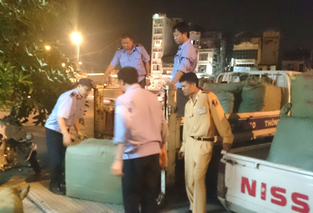 H&agrave;ng lậu bị lực lượng chức năng thu giữ