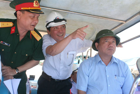 Bộ trưởng Đinh La Thăng (người ngo&agrave;i c&ugrave;ng b&ecirc;n phải) kiểm tra hiện trường thi c&ocirc;ng k&ecirc;nh Chợ Gạo