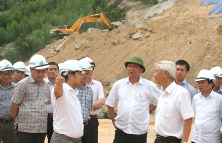 &Ocirc;ng Hồ Minh Ho&agrave;ng - Tổng gi&aacute;m đốc C&ocirc;ng ty CP Đ&egrave;o Cả (người chỉ tay) b&aacute;o c&aacute;o với Bộ trưởng Đinh La Thăng tiến độ hầm Đ&egrave;o Cả