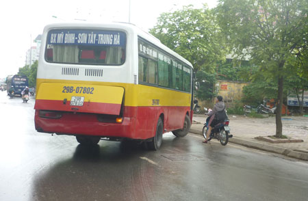 Sau khi v&ograve;ng qua cổng bến xe Mỹ Đ&igrave;nh, chiếc xe chui tọt v&agrave;o &ldquo;b&atilde;i đ&aacute;p&rdquo; tại điểm rửa xe số 19 Phạm H&ugrave;ng
